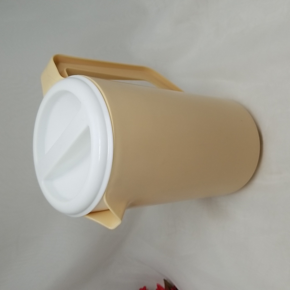Vintage Rubbermaid Plastic Pitcher - Picture 14 of 14